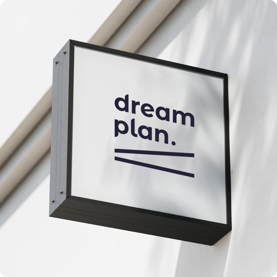 Dreamplan-logo, der hænger udenfor på væggen Dreamplan-logo, der hænger udenfor på væggen